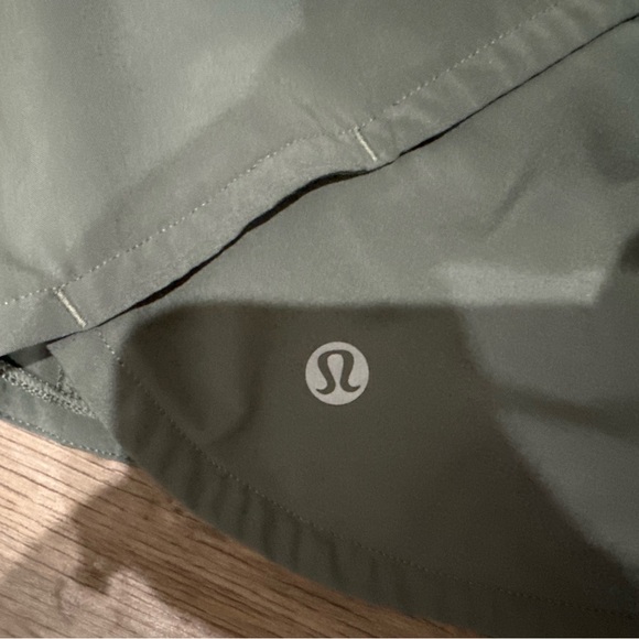 💙SOLD💙 Lululemon sage green speed up shorts size 6 - Picture 3 of 5